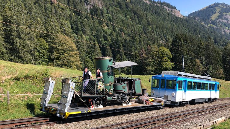 Ein Triebwagen der Arth-Rigi-Bahn transportiert Lok 7 über den Berg, damit sie in der Werkstatt in Goldau generalüberholt werden kann. 