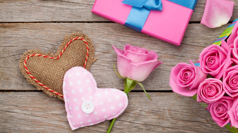 Geschenke, Karte und Herz in rosa
