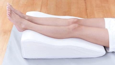 Regelmäßiges hochlegen der Beine hilft bei Krampfadern.