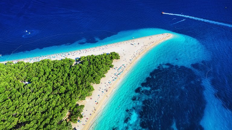 Strand Bol auf der Insel Brac in Dalmatien Kroatien (Foto: Colourbox)