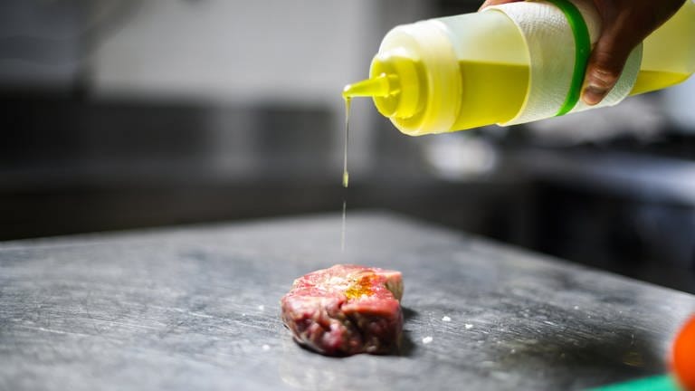 Öl tropft auf Steak - was ist das richtige Öl zum Backen, Kochen, Braten (Foto: Colourbox, minervastock.com)