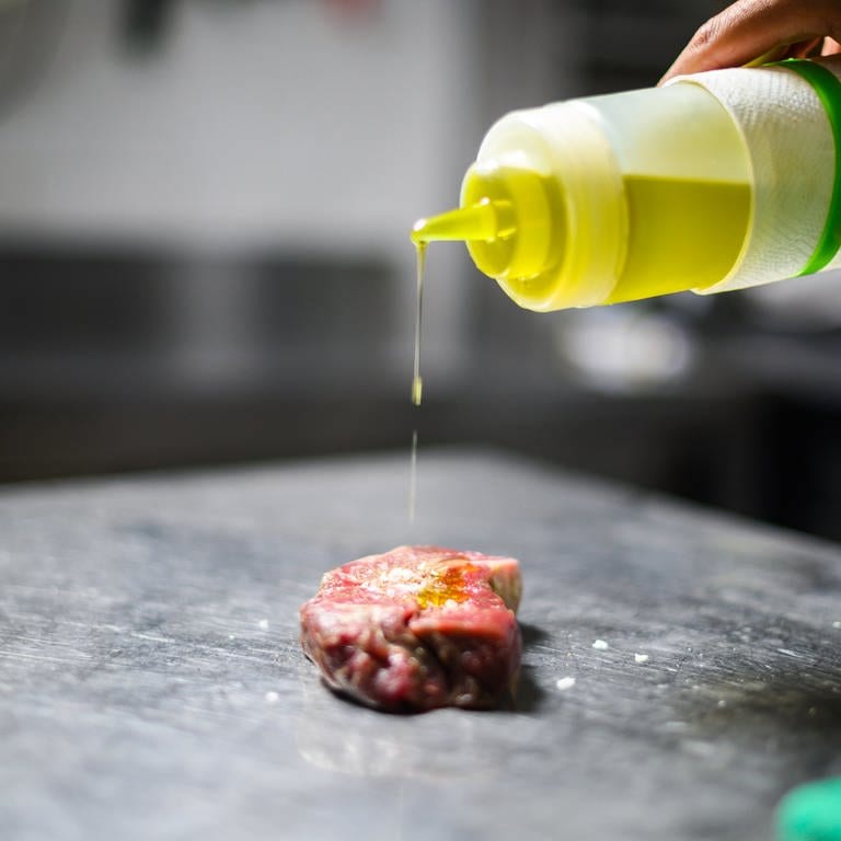 Öl tropft auf Steak - was ist das richtige Öl zum Backen, Kochen, Braten