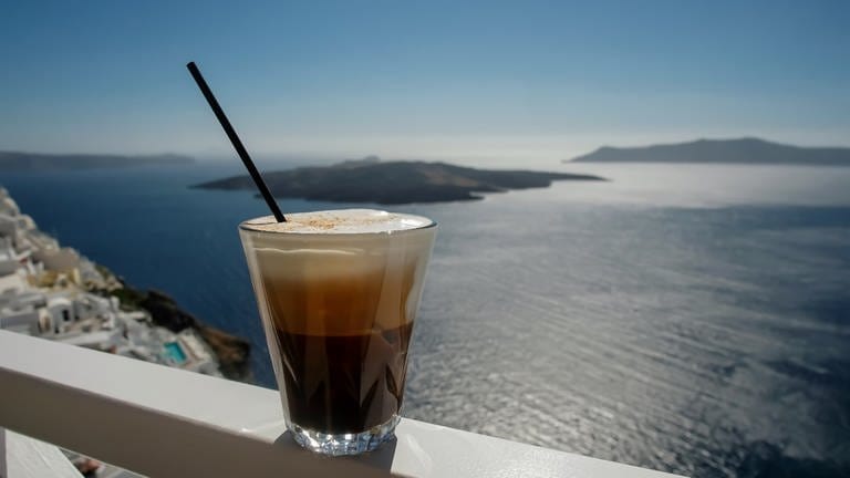 Reisetipp griechische Insel - Kaffee vor traumhafter Kulisse