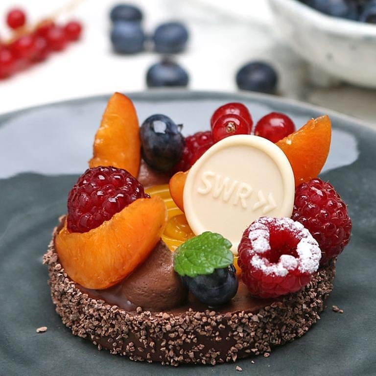 Schokoladiges Sommer-Dessert mit frischen Früchten