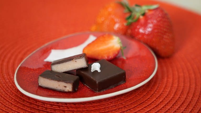 Erdbeerpraline mit weißer Schokolade