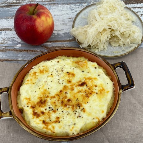 Sauerkraut-Auflauf mit Äpfeln und Kartoffeln