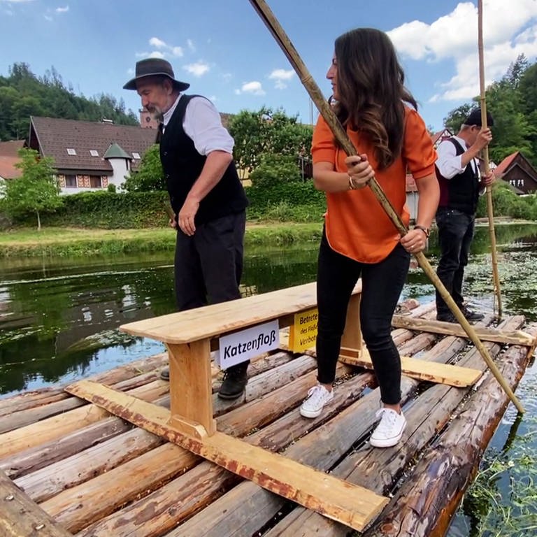 Ausflugsreporterin Alev Seker ist im Schwarzwald unterwegs auf einem Floß mit zwei Einheimischen
