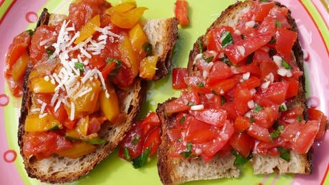 Bruschetta und Weißbrot mit Tomaten-Relish