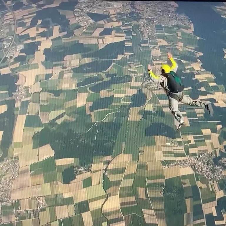 Ralf Haug während eines Fallschirmsprungs