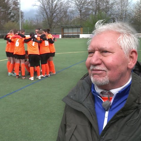 Josef Novakovic trainiert mit 71 Jahren eine Mädchenfußballmannschaft in Pforzheim.