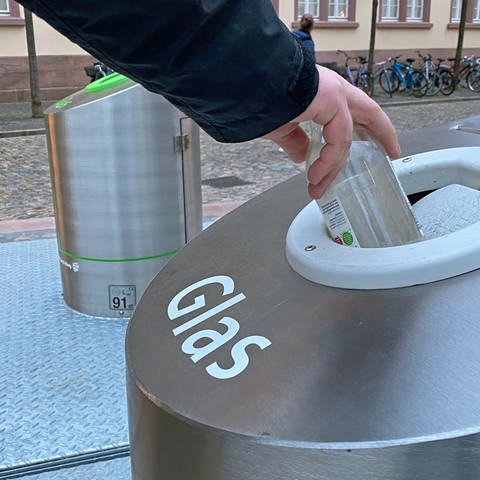 Am Freiburger Augustinerplatz gibt es neue unterirdische Altglas Container (Foto: SWR, SWR/Jasmin Bergmann)