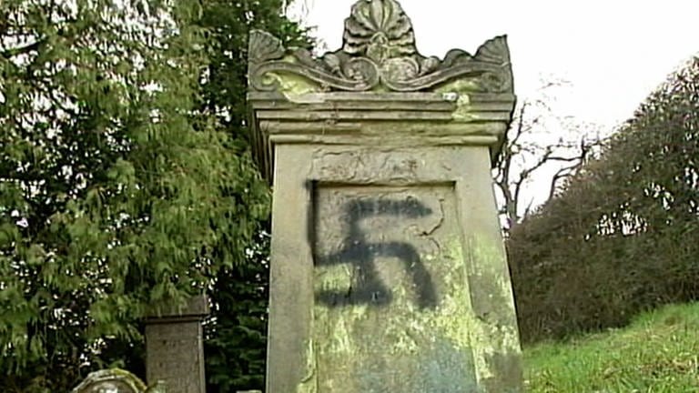 Jüdischer Grabstein mit Hakenkreuz