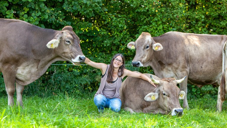 Landfrau Sabrina Huber mit ihren Kühen. (Foto: SWR)