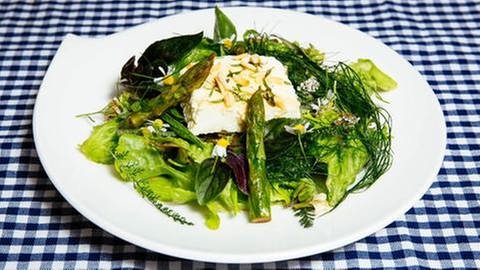 Spargelsalat (grünweiß) mit Schafskäse und Blattsalat