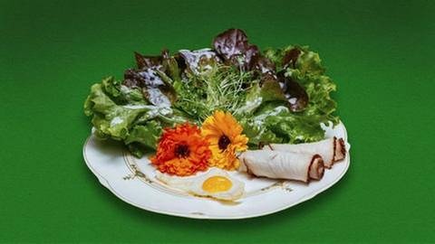Salatrose mit Putenbrust, Wachtelei und Blüten