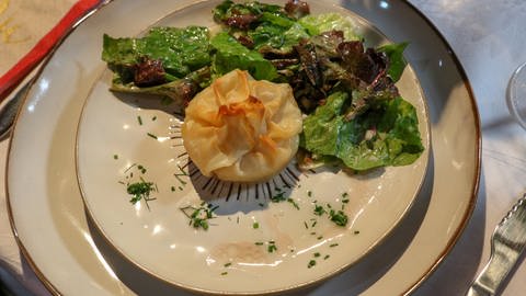 Frischkäse mit Rosenblütengelee in Filoteig auf grünen Salat