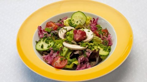Salat der Saison mit Kräutern aus dem eigenen Garten