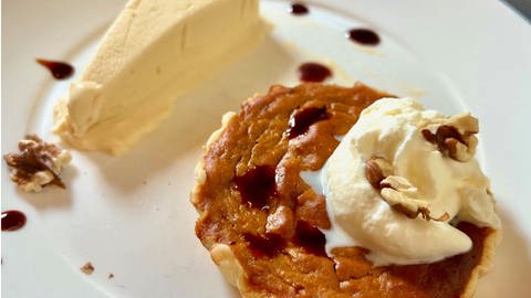 Pumpkin Pie – Kürbiskuchen und karamellisiertes Birneneis