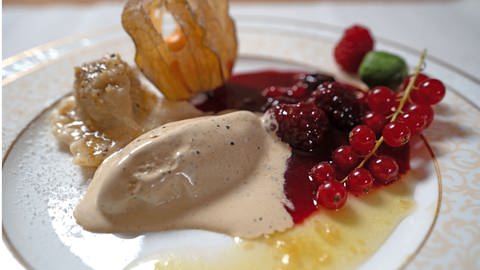 Lupinen-Eis mit gefüllter Cranberry-Nudeltasche
