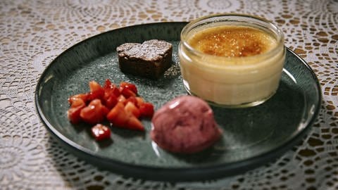 Crème brûleé, Brownie und Himbeereis auf einem Teller (Foto: SWR, Photo: Philipp Thurmaier)