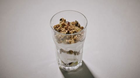 Schichtdessert mit Weintrauben in einem Glas