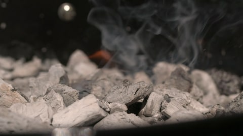 Grillkohle raucht auf einem Kohlegrill (Foto: SWR)