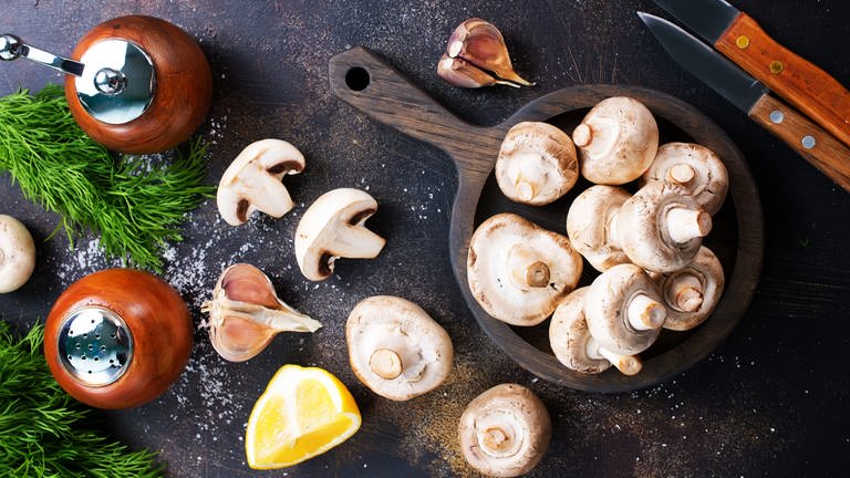 Pilze und Zutaten auf ener Küchenplatte: Speisepilze sind gesunde und abwechslungsreiche Sattmacher 