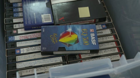 Kisten voller alter Film-Kassetten.