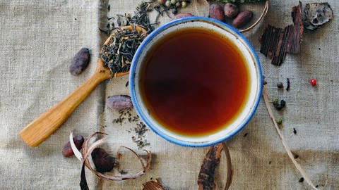 Käuter-Tee. Heilkräuter können mit heißem Wasser aufgebrüht werden. 