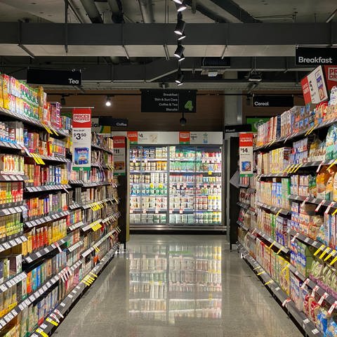 Gang in einem leeren Supermarkt. Steigende Lebensmittelkosten - Rewe, Lidl und Co. im Vergleich.