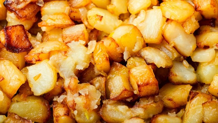 Nahaufnahme von goldbraun gebackenen Ofenkartoffeln.