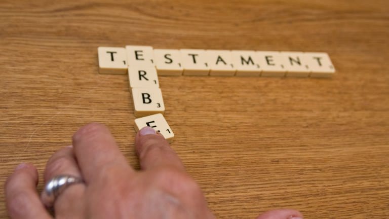 Aus Scrabble-Steinen wurden die Wörter "Testament" und "Erbe" gelegt.