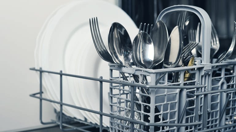 Sauberes Geschirr und Besteck in einer Spülmaschine. Viele achten beim Kauf von Haushaltsgeräten auf den Energieverbrauch. Doch der Eco-Modus bei Spül- und Waschmaschinen wird oft nicht genutzt - ein Fehler.