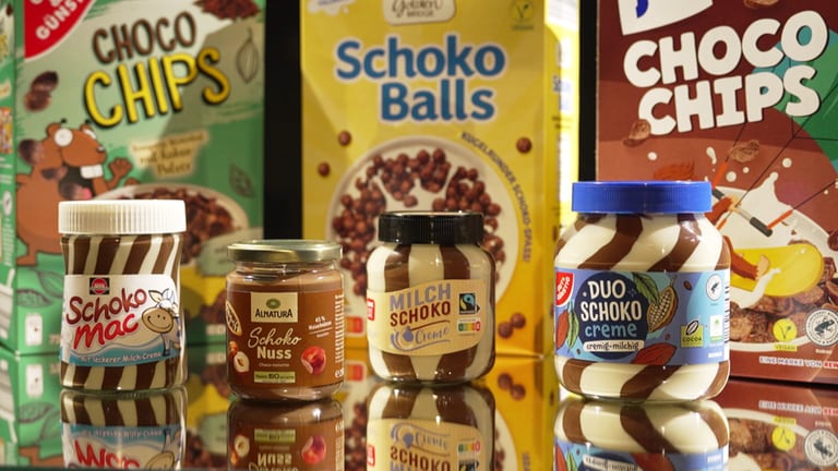Frühstücksflocken mit Schoko-Geschmack und Schoko-Aufstriche vor schwarzem Hintergrund. Ist da tatsächlich Schokolade drin? (Foto: SWR)