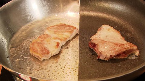 zweigeteiltes Bild: Fleisch liegt jeweils in einer beschichteten und einer unbeschichteten Pfanne