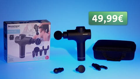 Zu sehen ist die SilverCrest Massagepistole inkl. Verpackung und Aufsätze, die bei Lidl für 49,99 Euro angeboten wird.