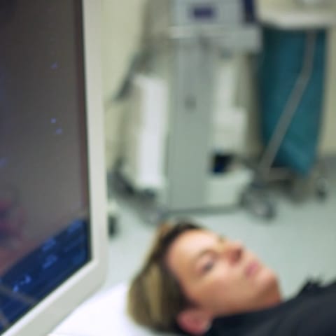 Frau beim Ultraschall