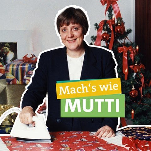 In der rechten Bildhälfte bügelt Ex-Bundeskanzlerin Angela Merkel Geschenkpapier auf einem Bügelbrett. Davor steht "Mach’s wie Mutti" geschrieben, jeweils unterlegt von farbigen Bändern. Ökochecker Joti steht collagenhaft reingeschnitten neben ihr und streckt den Daumen hoch. Im Hintergrund sind ein Weihnachtsbaum und Geschenke zu erkennen. (Foto: SWR, Merkel bügelt Geschenkpapier, © ullstein bild - Ebner | Montage: solisTV)