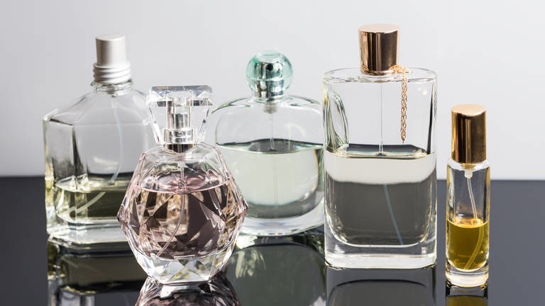 Verschiedene Parfum-Flaschen stehen auf einem Tisch. Welches Parfum ist am besten?