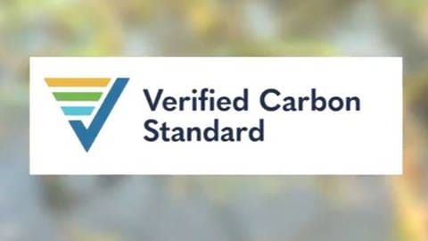 Es ist das Logo des Verified Carbon Standards, kurz VCS, zu sehen. Das Siegel soll Seriösität von Klimaschutzprojekten im Ausland gerantieren, die über CO2 Zertifikate unterstützt werden.