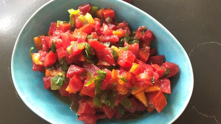 Eine Schale mit Aprikosen-Tomaten-Salsa